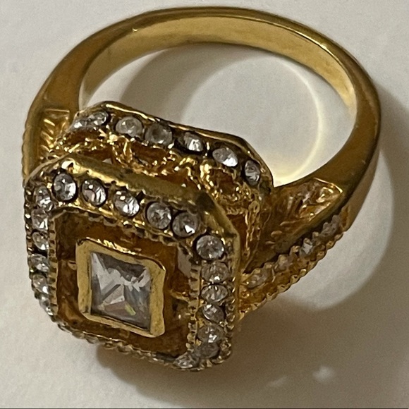 Elegant Gold Tone Faux Diamond Cocktail Ring Sz 7 - Picture 2 of 13